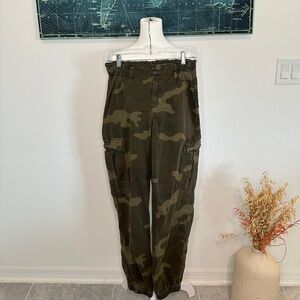 American Eagle Outfitters Camouflage Pattern Cargo/Jogger Pants Size 6 Regular
